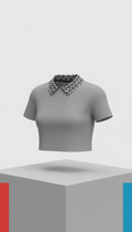 Camisa cropped gris mist con cuello gráfico